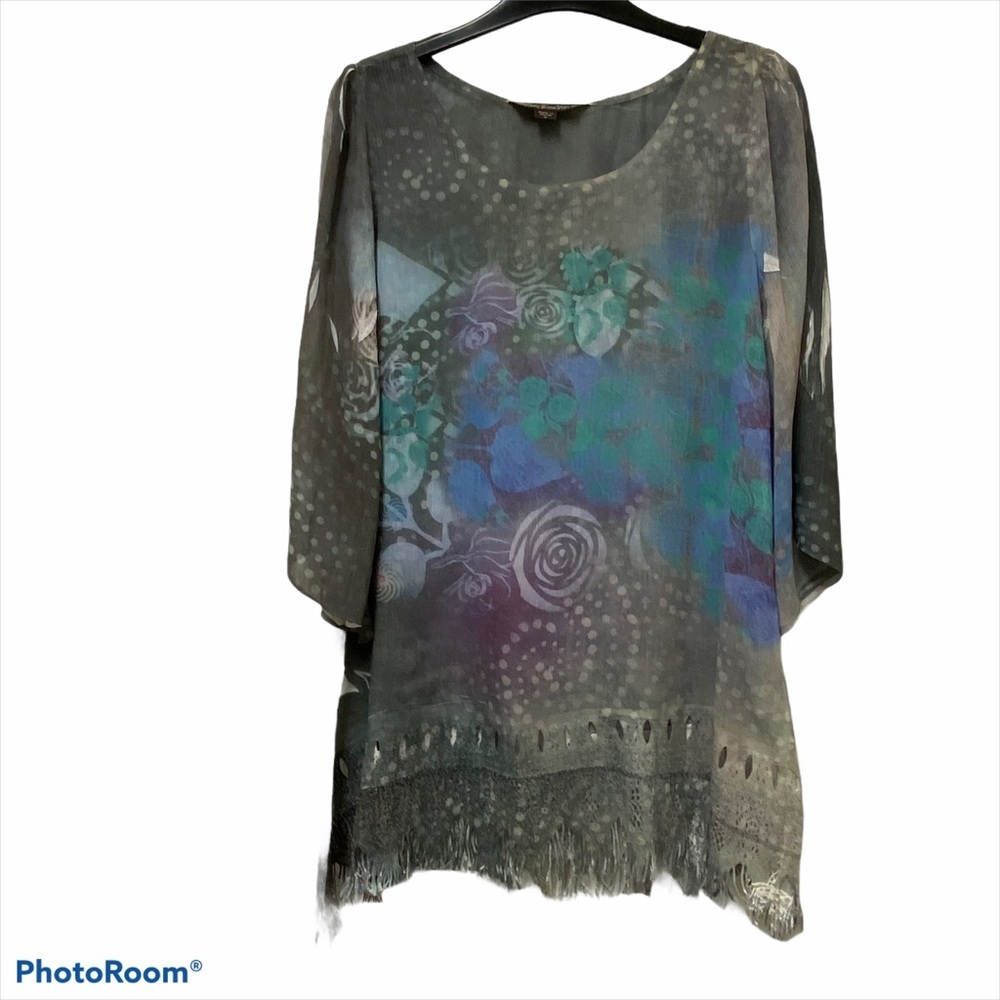 Mushka Sienna Rose 3/4 Sleeve V-neck Graphic Tee